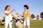 Frauen beim Golfen