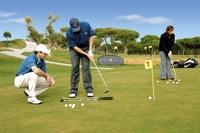 Golflehrer der German Golf Academy Mallorca erklärt das Putten Marco erklärt das Putten mit Eisenbahnschiene
