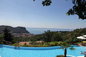 Hotel Madrigale The Panoramic Resort Blick Pool + Gardasee