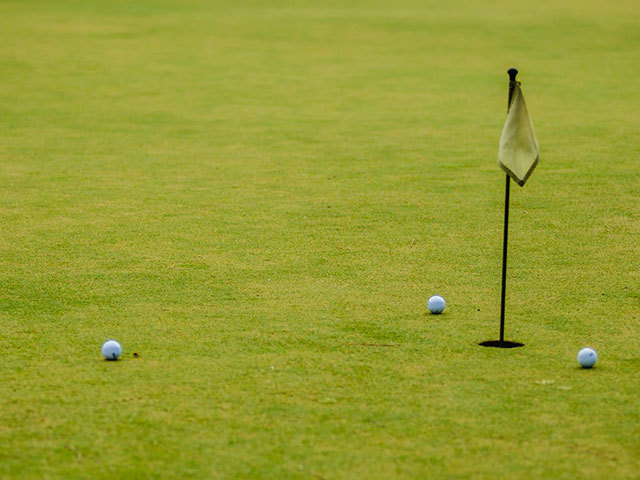 Drei Golfbälle auf dem Green