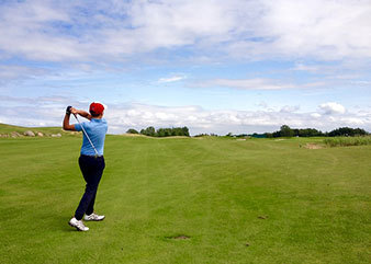 Golfspieler beim Abschlag auf dem Golfplatz