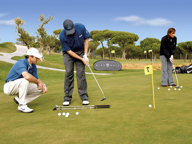 Golfschüler auf dem Golfplatz mit Bags