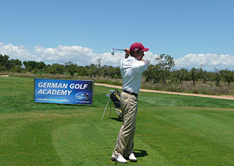 Golfspieler bei Sliceübungen auf dem Golfplatz