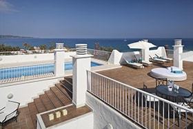Hotel H10 Andalucia Plaza Aussenansicht Pool und Meer im Hotel