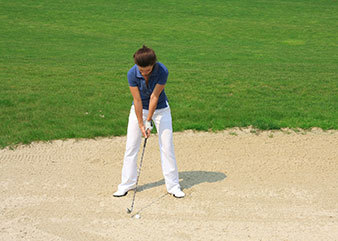 Golfspielerin im Bunker