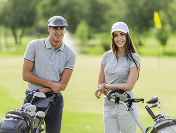 Golfspieler mit Golfbag im Anfänger-/ Einsteigerkurs 