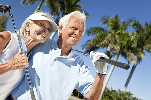 Vier Seniorengolfer mit Golfausruestung