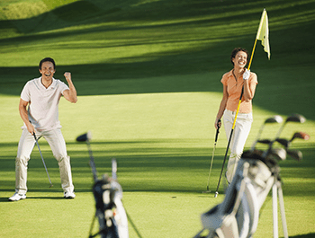 Golfspieler legt Golfball auf den Rasen 